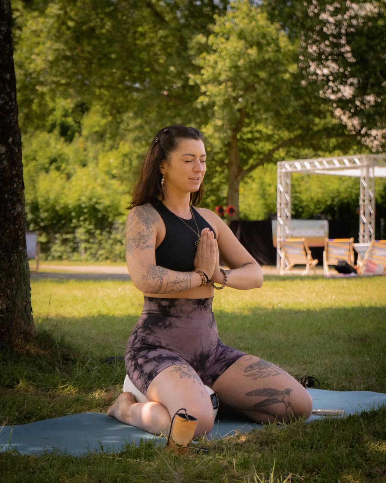 Lea in Meditation im Grünen